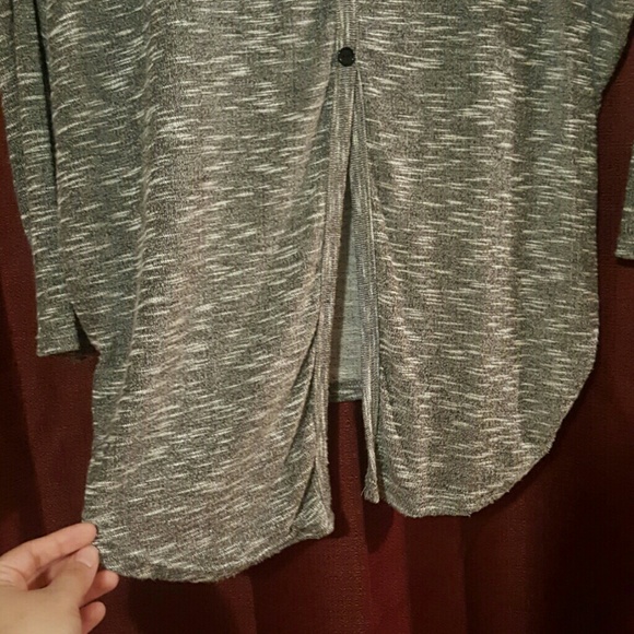 Long-sleeved shirt with back slit - Picture 3 of 5